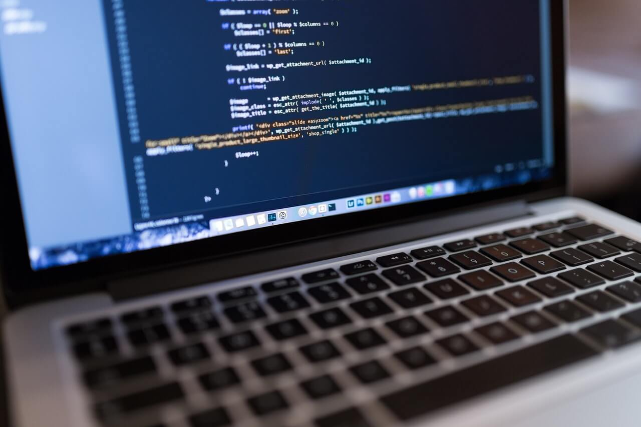 https://www.webiso.pl/uploads/images/rekrutacja//developer-code.jpg
